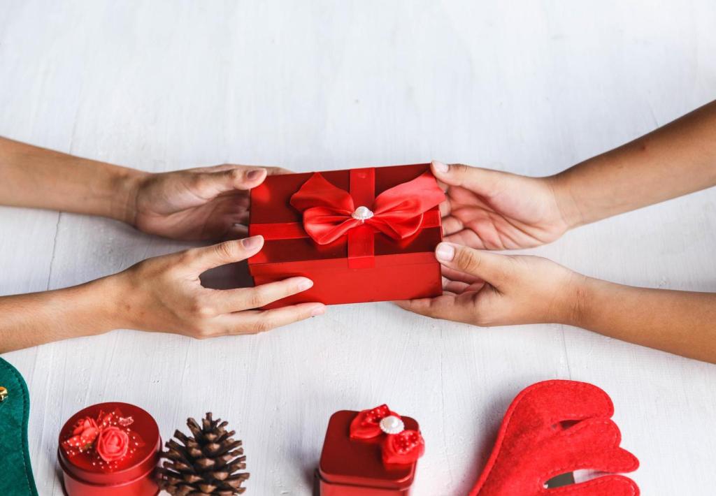 10 Easy Ways to Give Back This Holiday&nbsp;Season